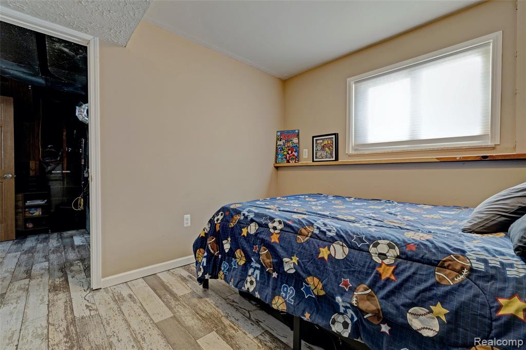 4380 Baza, Leonard, MI 48367 — Photo 32