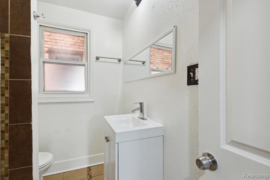 520 ENGLEWOOD Street, Detroit, MI 48202 — Photo 7