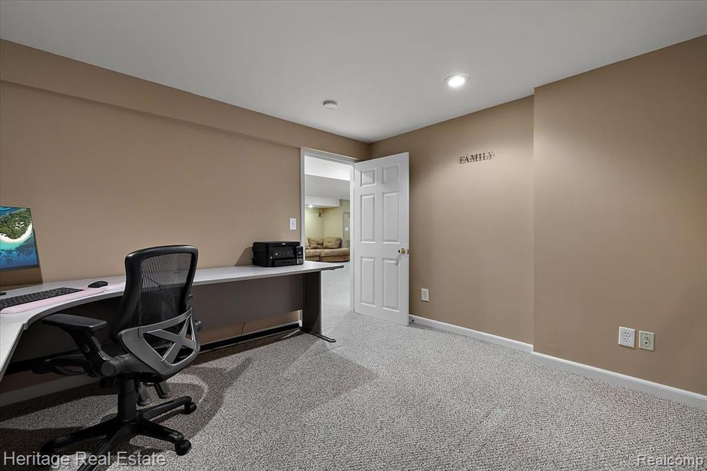 624 Glenmoor Drive, Oxford, MI 48371 — Photo 32