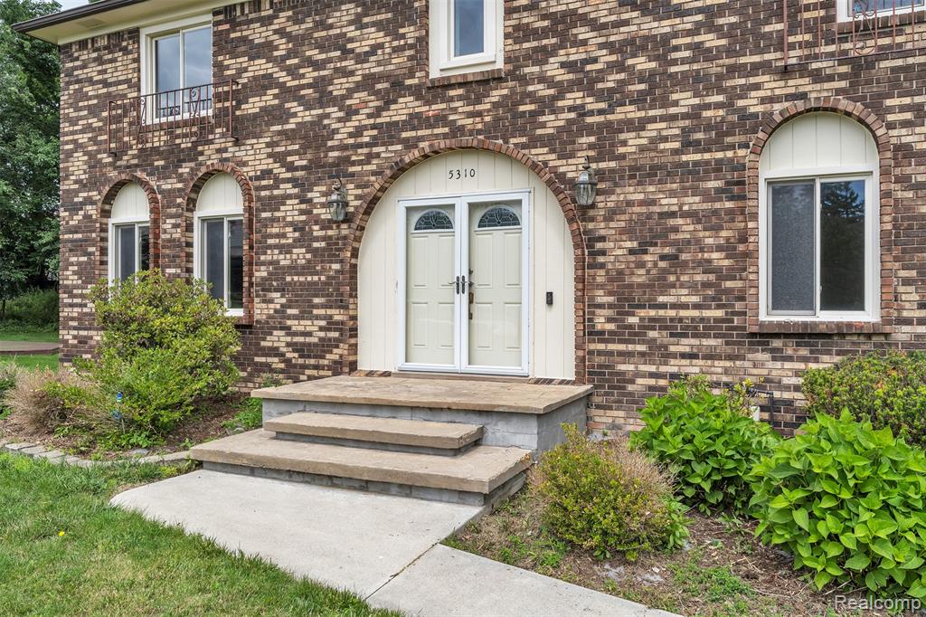 5310 Pond Bluff Drive, West Bloomfield, MI 48323 — Photo 2