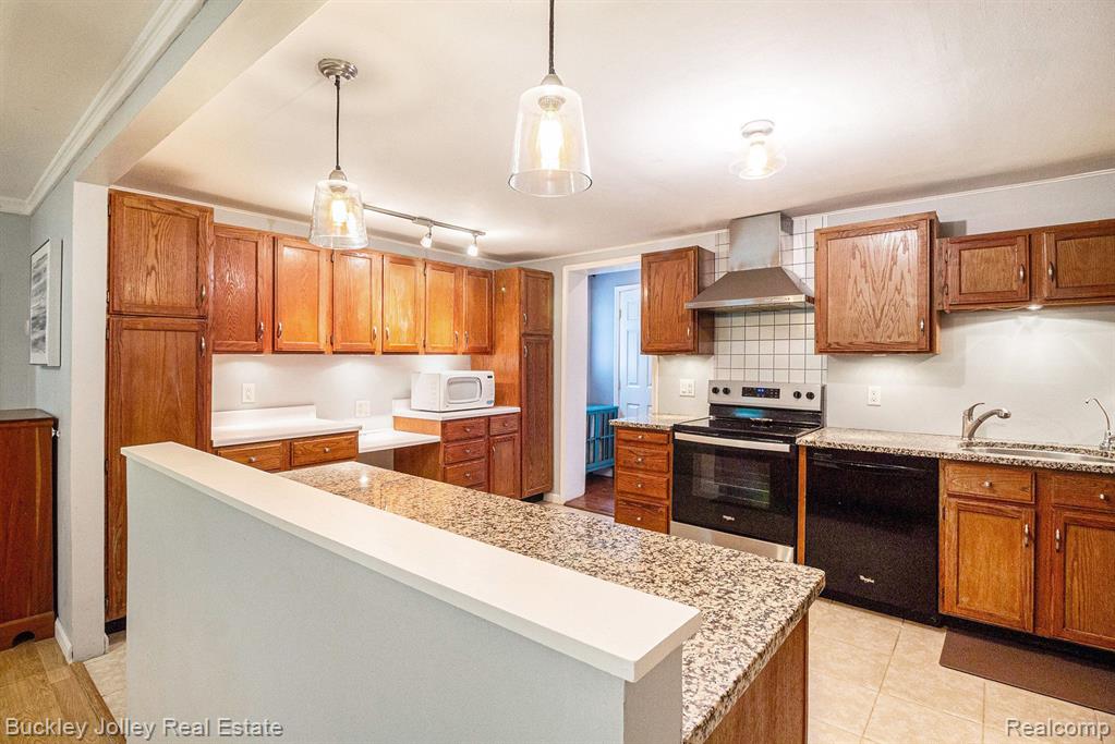 55755 PONTIAC TRAIL Court, New Hudson, MI 48165 — Photo 2
