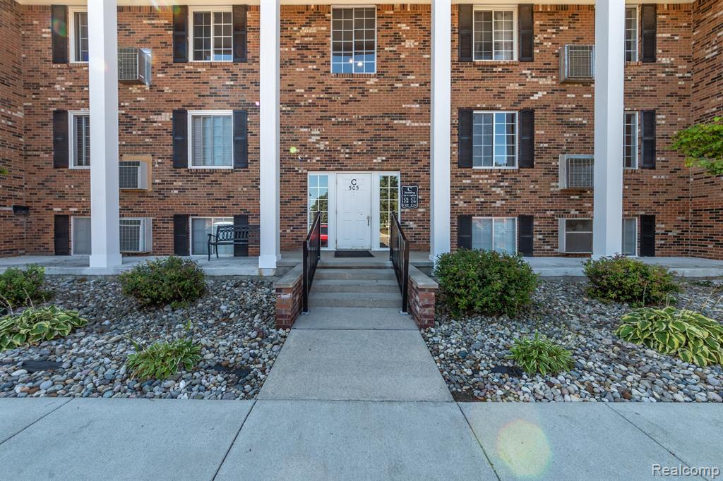 505 W Highland Road, Howell, MI 48843 — Photo 2