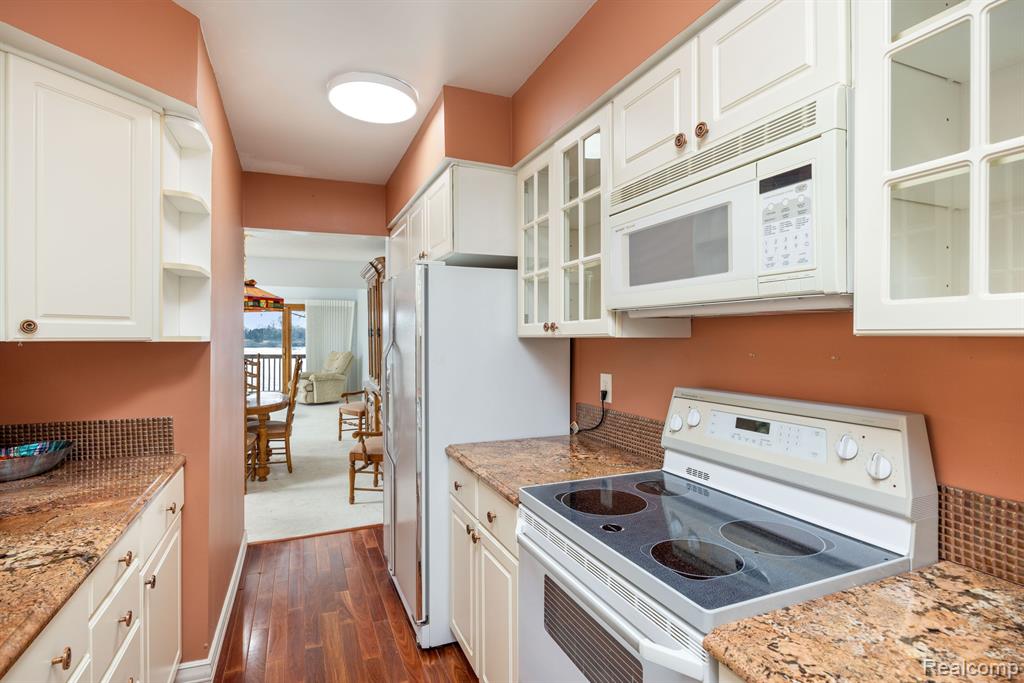48041 BAYSHORE Drive, Belleville, MI 48111 — Photo 14
