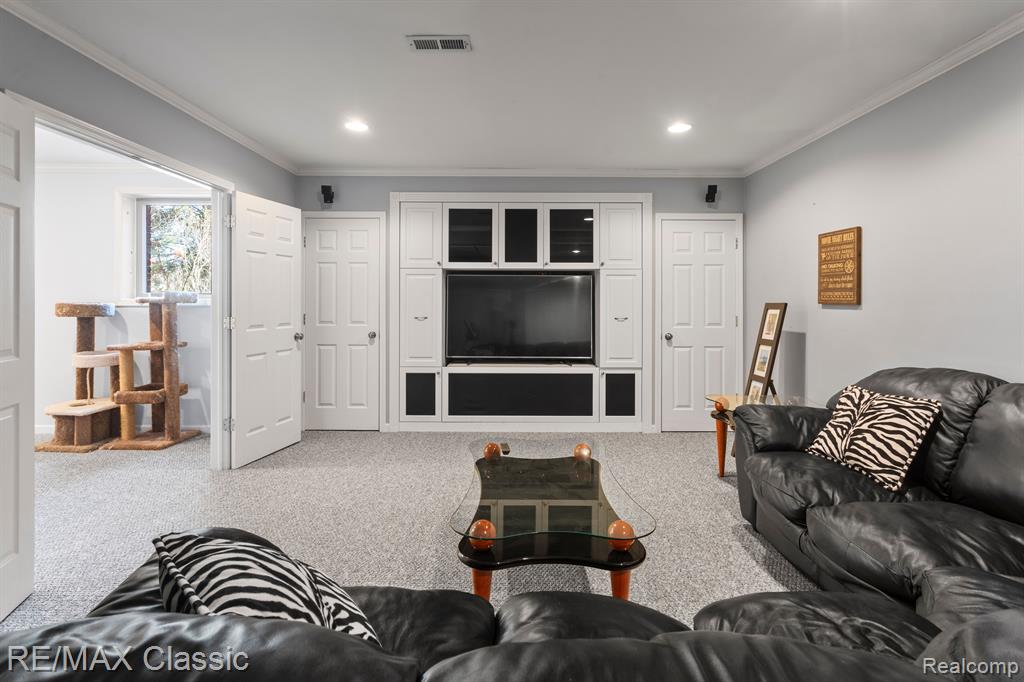 6904 GRANGER Drive, Troy, MI 48098 — Photo 44