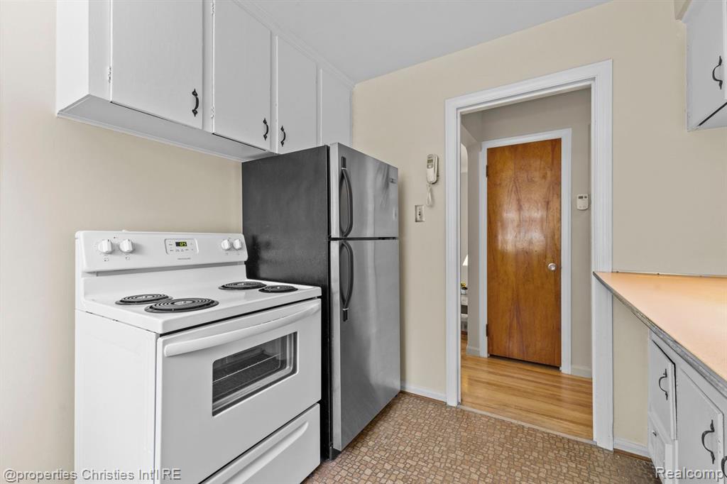 8442 HAZELTON Street, Dearborn Heights, MI 48127 — Photo 9