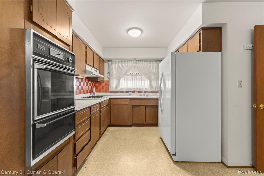 716 N CHARLESWORTH Street, Dearborn Heights, MI 48127 — Photo 16