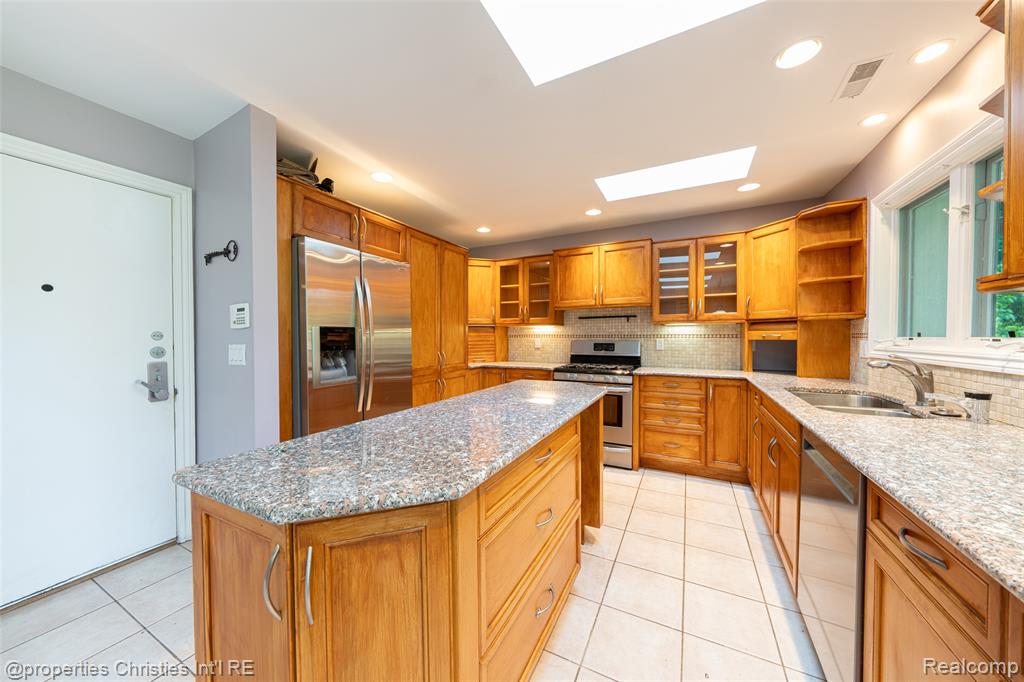 6663 Bloomfield Lane, West Bloomfield, MI — Photo 12