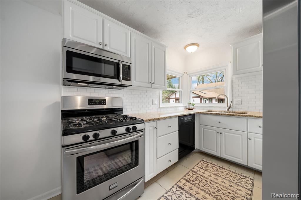 8603 Hibbing Street, Commerce Twp, MI 48382 — Photo 12