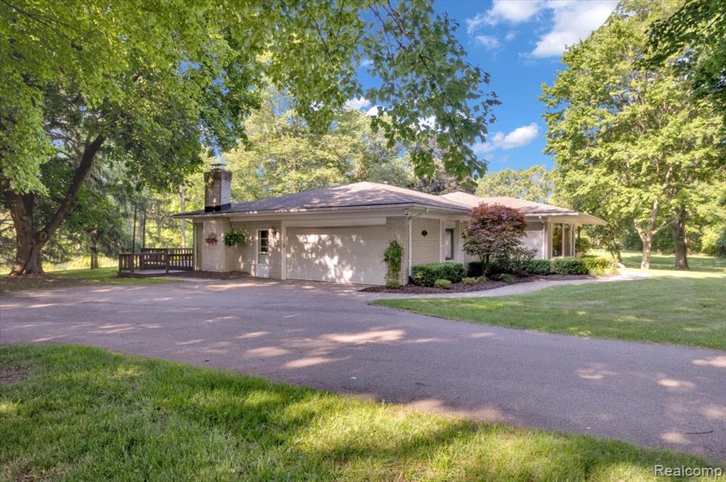6875 Hubbard Road, Clarkston, MI 48348 — Photo 14