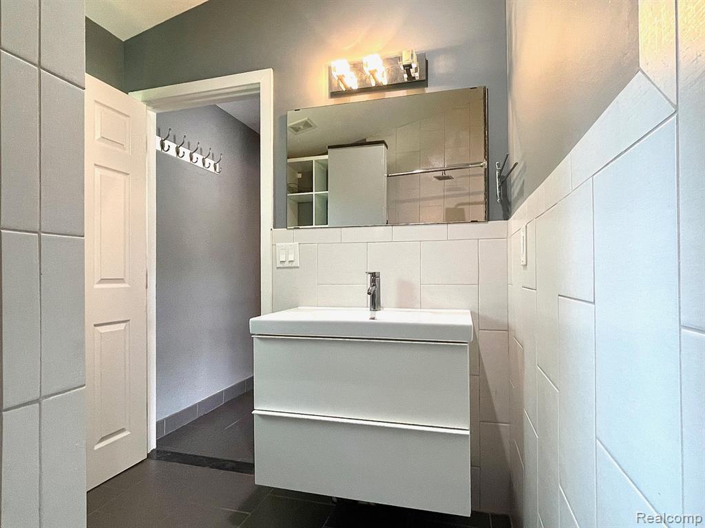 8488 ROBINWOOD Circle, Shelby Twp, MI 48317 — Photo 16