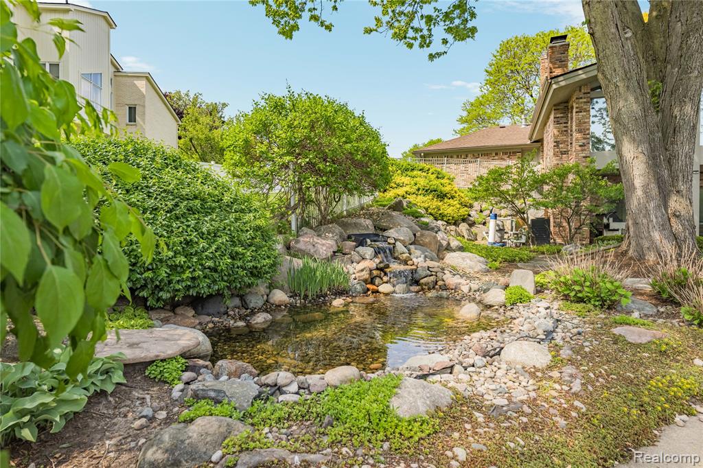 4700 S Valleyview Road, West Bloomfield, MI 48323 — Photo 46