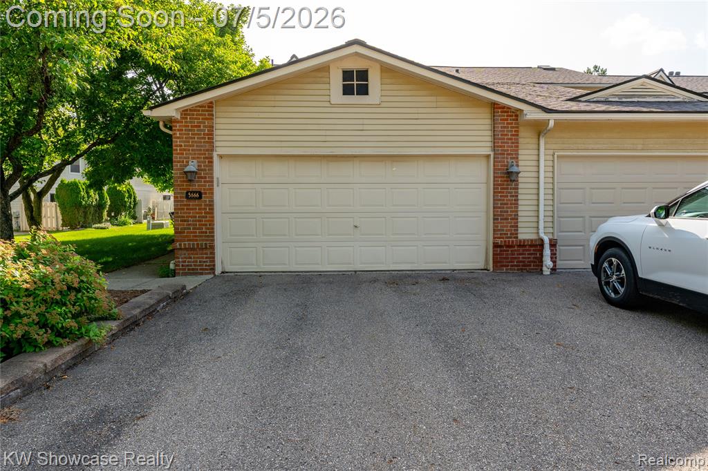 5666 Drake Hollow Drive E, West Bloomfield, MI — Photo 2