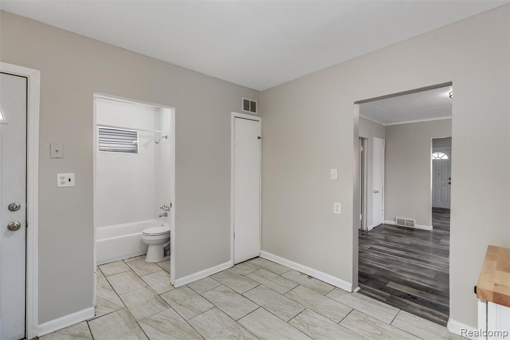 15358 Charles R Avenue, Eastpointe, MI 48021 — Photo 14