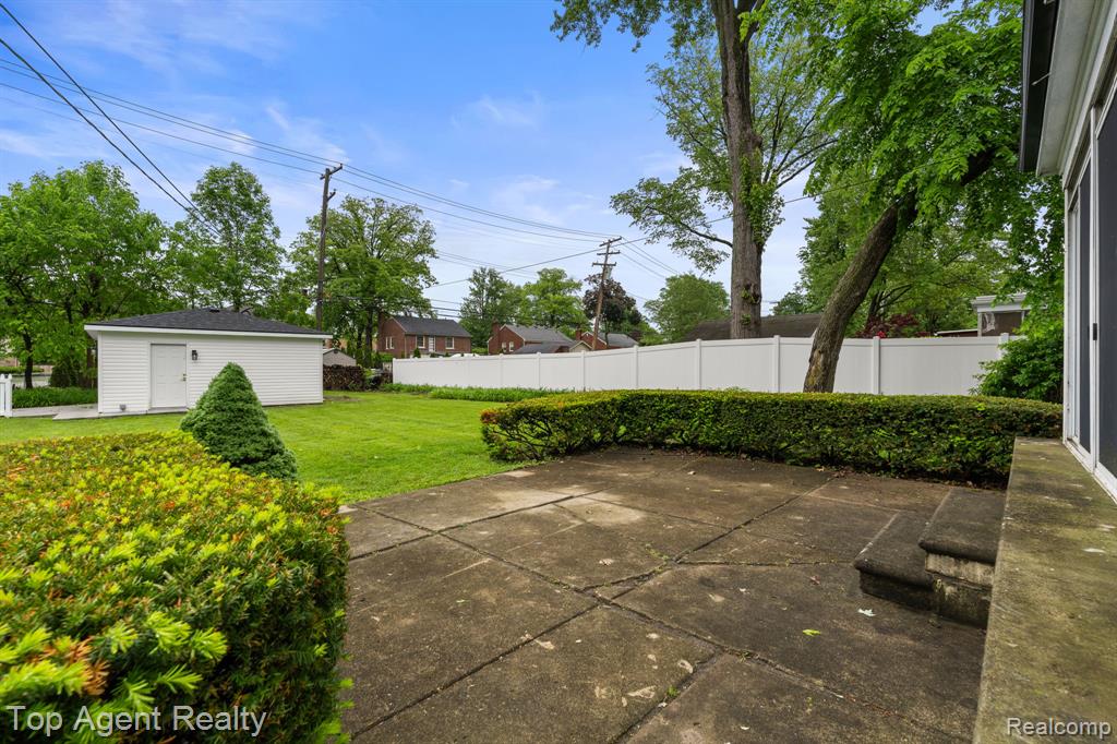 1894 Broadstone Road, Grosse Pointe Woods, MI 48236 — Photo 43