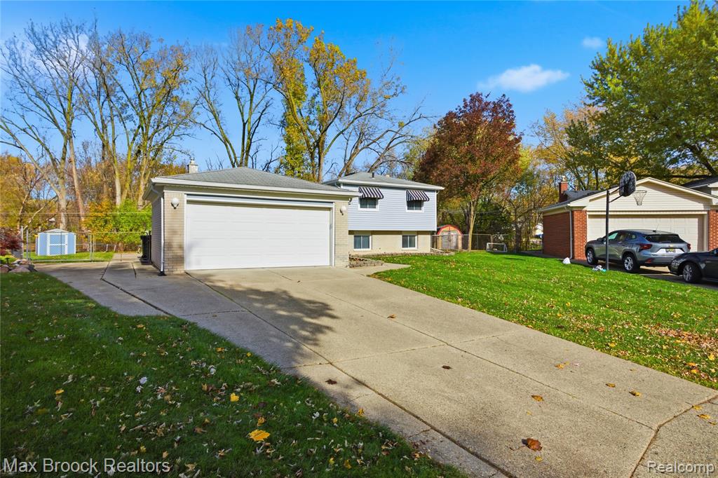 8759 Calvert Drive, Sterling Heights, MI 48312 — Photo 32