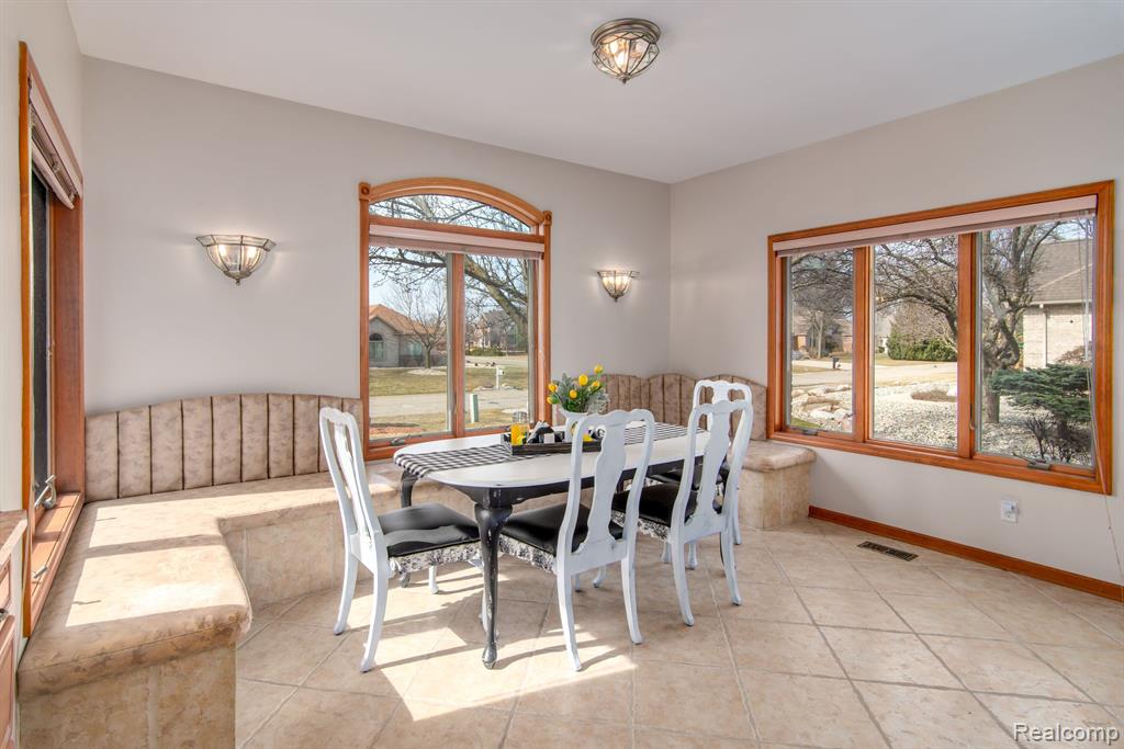 5271 WYNDEMERE Square, Swartz Creek, MI 48473 — Photo 7