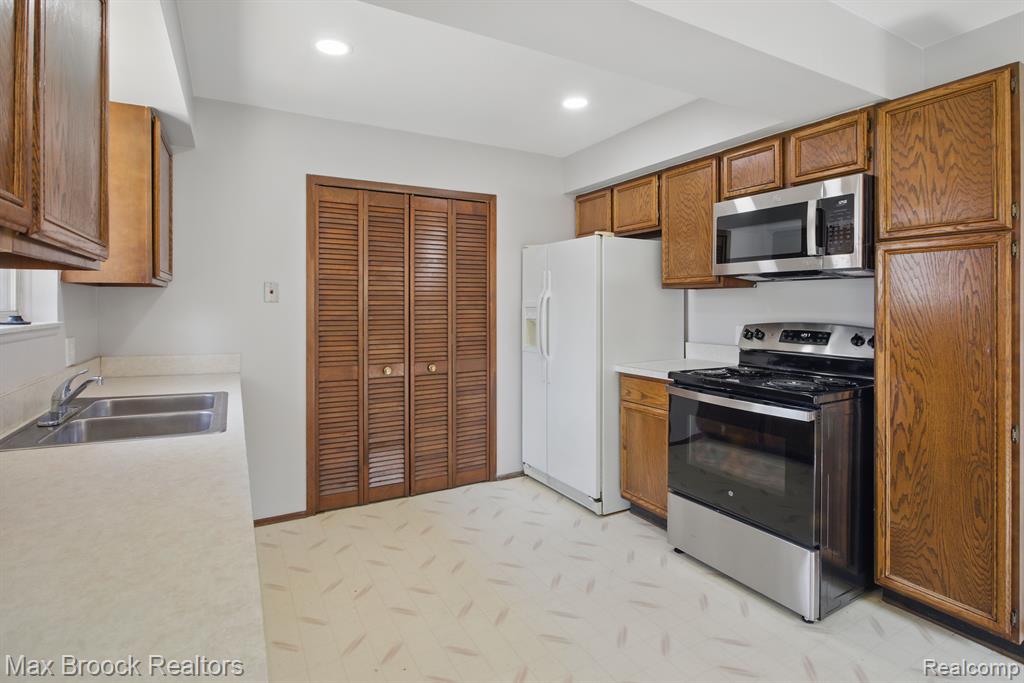 47445 DEQUINDRE Road, Rochester Hills, MI 48307 — Photo 8
