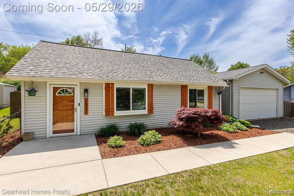 2831 Watkins Lake Road, Waterford, MI 48328 — front exterior