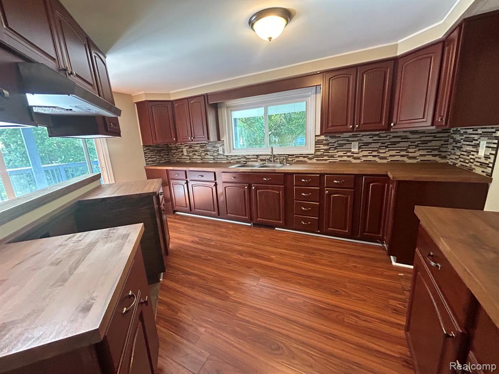 6182 Surrey Lane, Burton, MI 48519 — Photo 22
