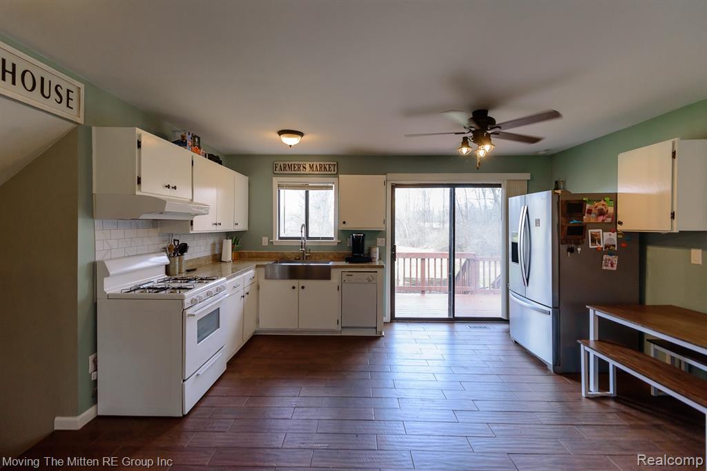 21775 Clemmons Court, Belleville, MI 48111 — Photo 8
