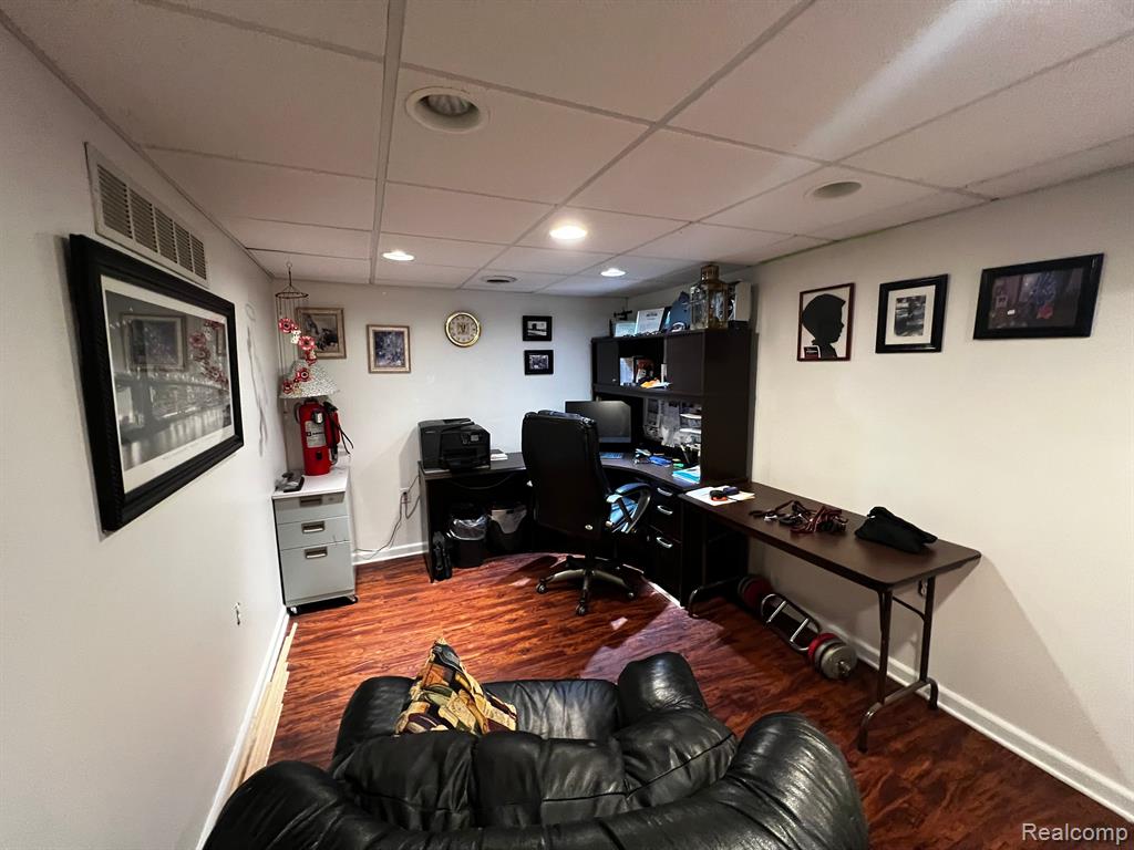 8514 HAMPSHIRE Drive, Sterling Heights, MI 48313 — Photo 34