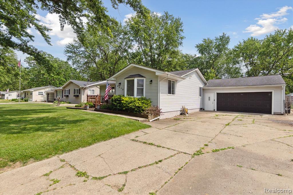 6279 Woodsdale Drive, Grand Blanc, MI 48439 — Photo 4