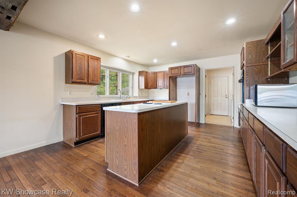 5867 COMMUNITY Drive, Brighton, MI 48116 — Photo 28