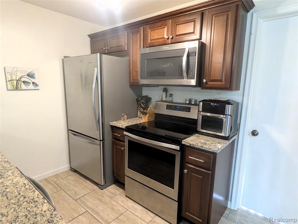 995 N Cass Lake Road, 218, Waterford, MI 48328 — Photo 6