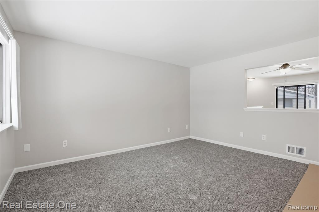 8422 Robindale Avenue, Dearborn Heights, MI 48127 — Photo 5
