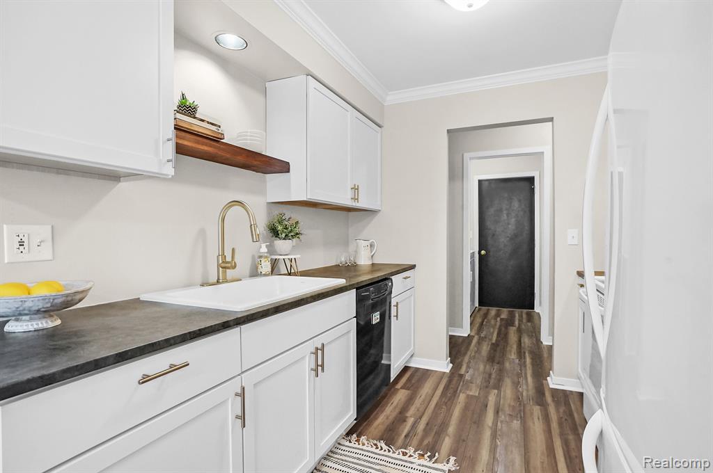 525 WINWOOD Circle, Walled Lake, MI 48390 — Photo 16