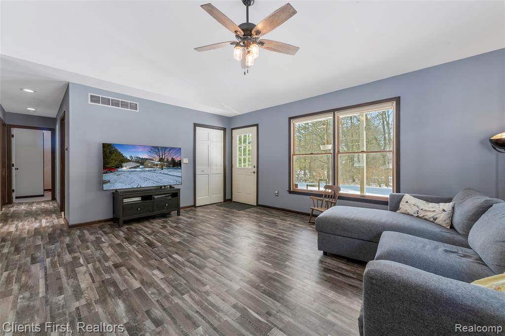 270 N Hurd Road, Ortonville, MI 48462 — Photo 4
