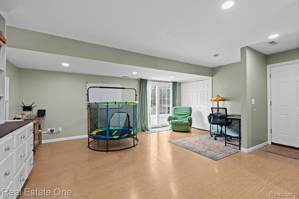 573 CARRIAGE HILL Drive, Fenton, MI 48430 — Photo 22
