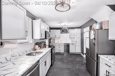 371 Hillcliff Drive, Waterford, MI 48328 — Photo 11
