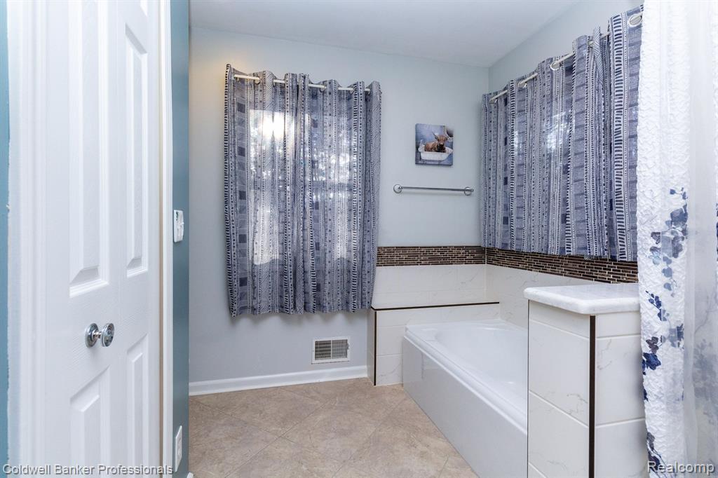 811 RAMSGATE Lane, Oxford, MI 48371 — Photo 28