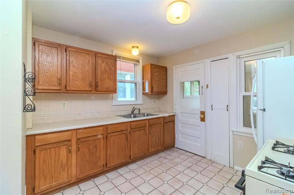 6630 Hartwell Street, Dearborn, MI 48126 — Photo 15
