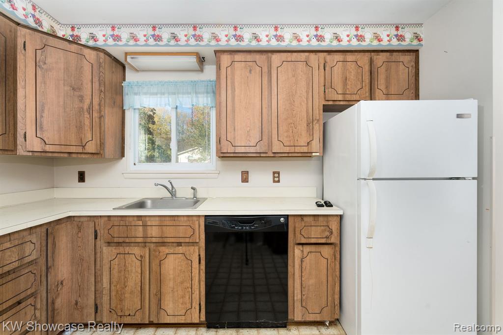 5274 Cooley Lake Road, Waterford, MI 48327 — Photo 28