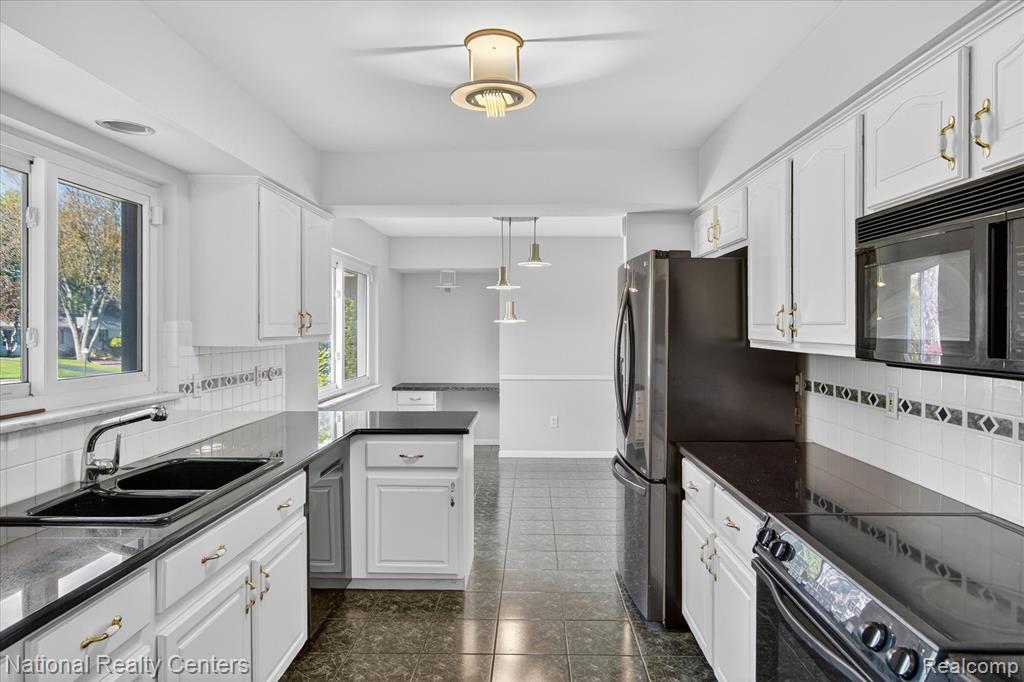 21730 Riverview Drive, Beverly Hills, MI 48025 — Photo 18