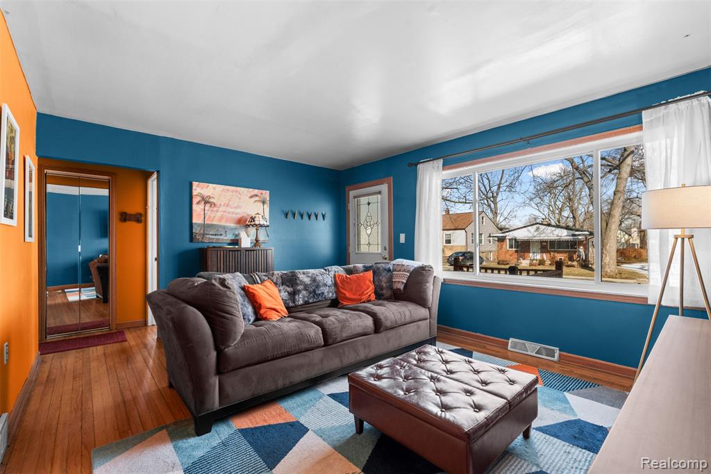 592 E Dallas Avenue, Madison Heights, MI 48071 — Photo 5