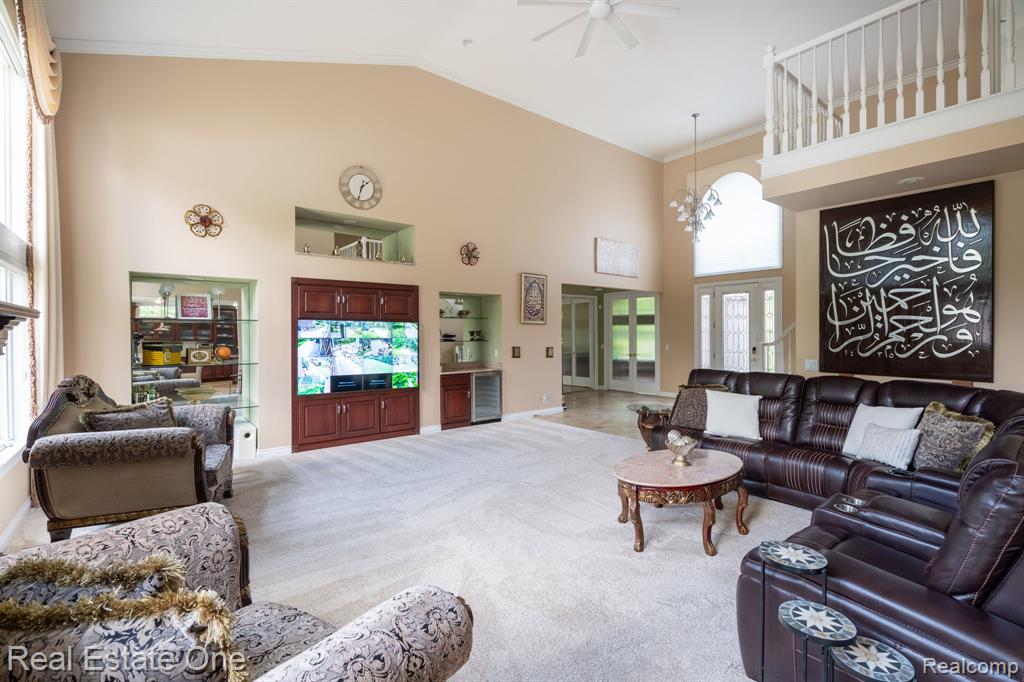 6120 EVANSWOOD Road, Troy, MI, 48085