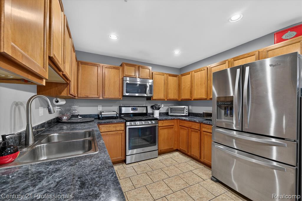 45555 Hidden View Court, 6 Mile Rd, Utica, MI 48315 — Photo 7