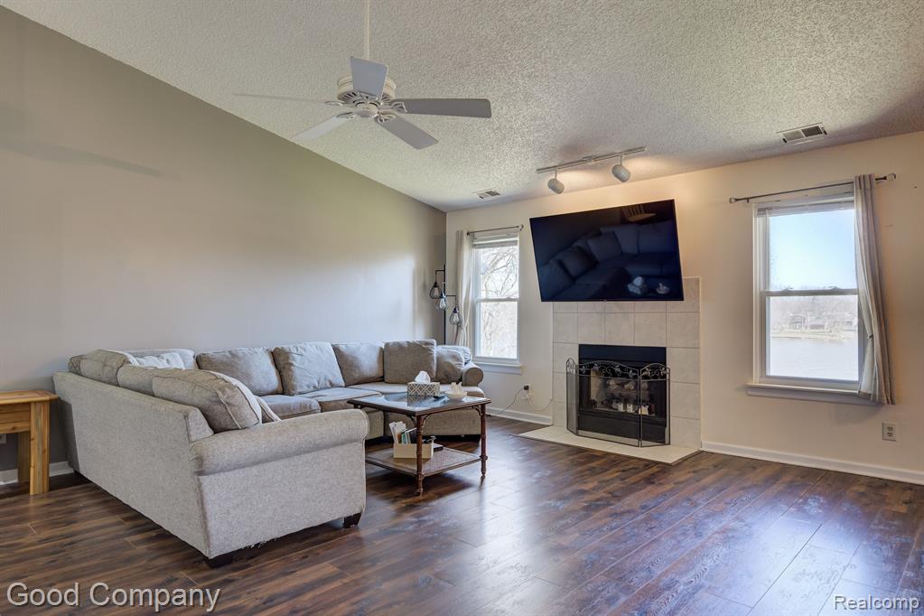 4910 HARBOR POINT Drive, 3, Waterford, MI 48329 — Photo 3