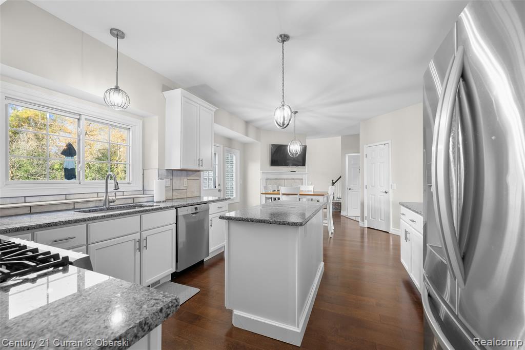 48279 Chesterfield Drive S, Dearborn, MI 48187 — Photo 15
