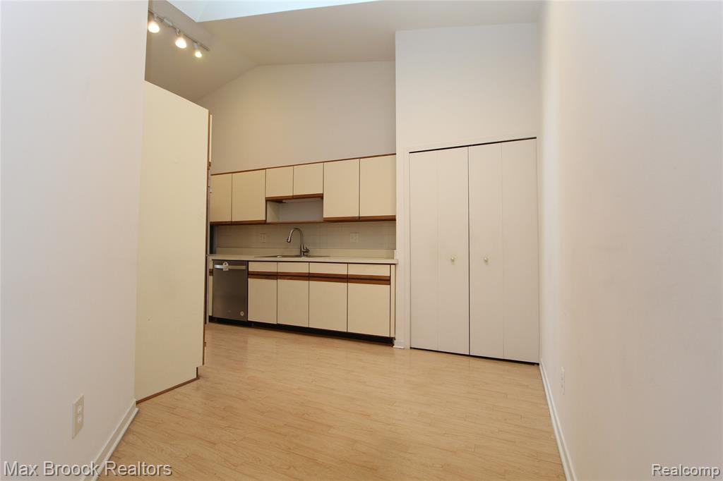 4029 Foxpointe Drive, West Bloomfield, MI 48323 — Photo 16