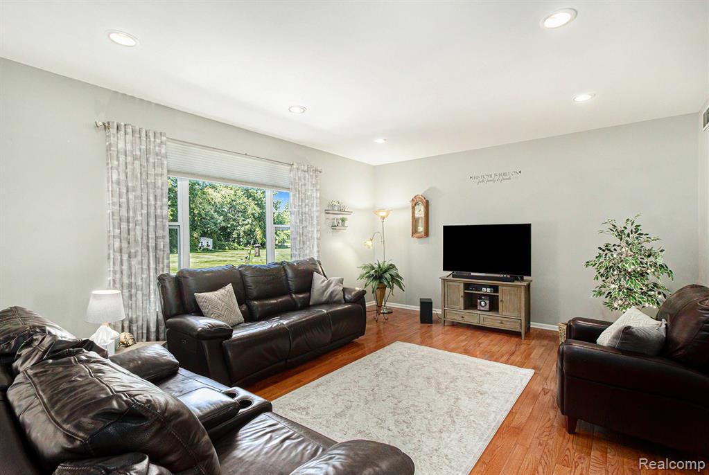 8433 Thorn Hill Drive, Howell, MI 48843 — Photo 8