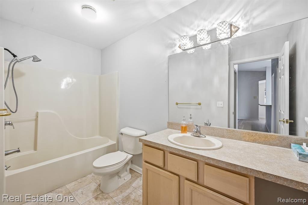 4885 Oak Hill Drive, 20, Waterford, MI 48329 — Photo 24