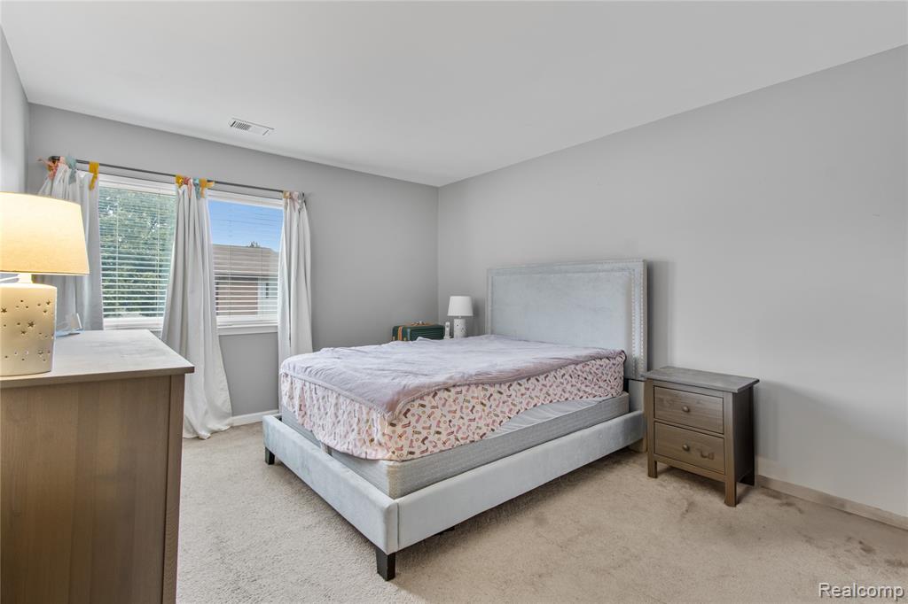 33905 Pondview Circle, Livonia, MI 48152 — Photo 13