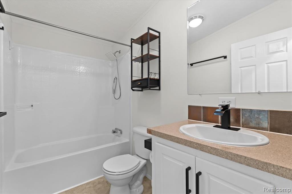 11214 Woodchester Court, South Lyon, MI 48178 — Photo 19