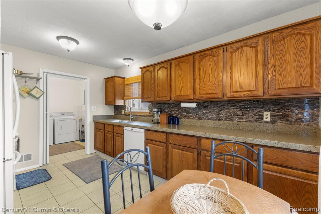 4928 RAYMOND Avenue, Dearborn Heights, MI 48125 — Photo 10