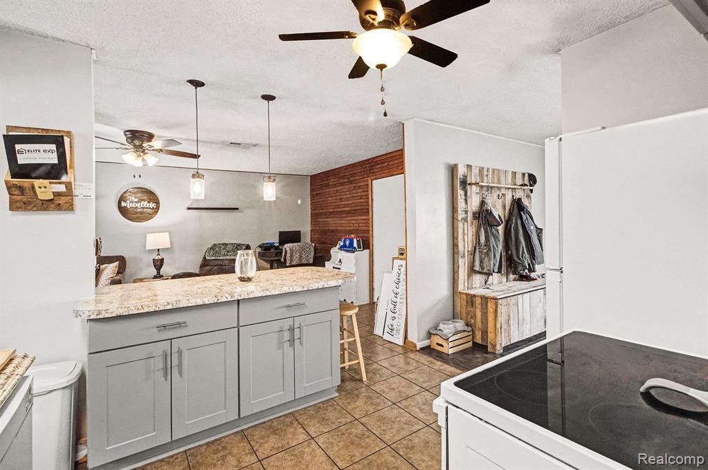 5380 Pontiac Lake Road, Waterford, MI 48327 — Photo 12