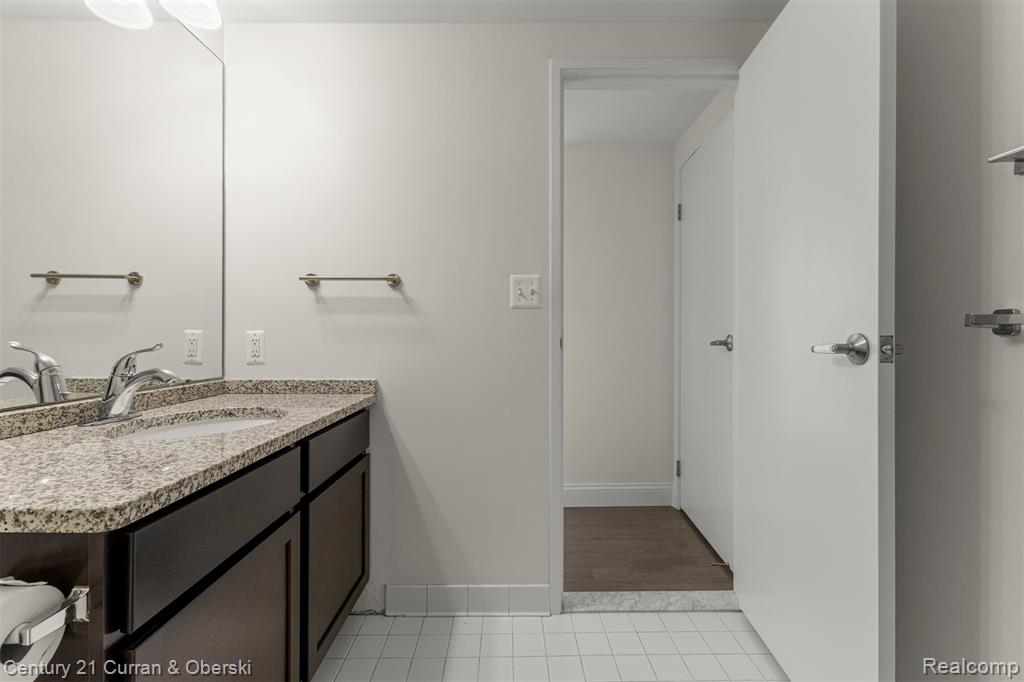 250 E Harbortown Drive, 708, Detroit, MI 48207 — Photo 20